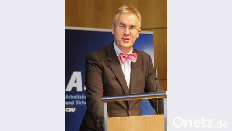 Professor Ulrich Schlie erinnerte an das ambivalente Verhältnis der Bundeswehr zum Hitler-Attentäter Oberst Claus Schenk Graf von Stauffenberg. Der Historiker sprach bei der Landesversammlung des CSU-Arbeitskreises „Außen- und Sicherheitspolitik“ am Samstag, 19. Juli 2019, in Amberg Bild: Hirsch