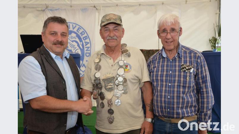 Dieter Kerscher (Mitte) aus Roßbach-Wald darf für ein Jahr lang die Königswürden eines Oberpfälzer Fischereikönigs vertreten. Präsident Hans Holler (links) und Angelfischer-Obmann Hans-Hermann Lier (rechts) gratulierten dazu. Bild: dob