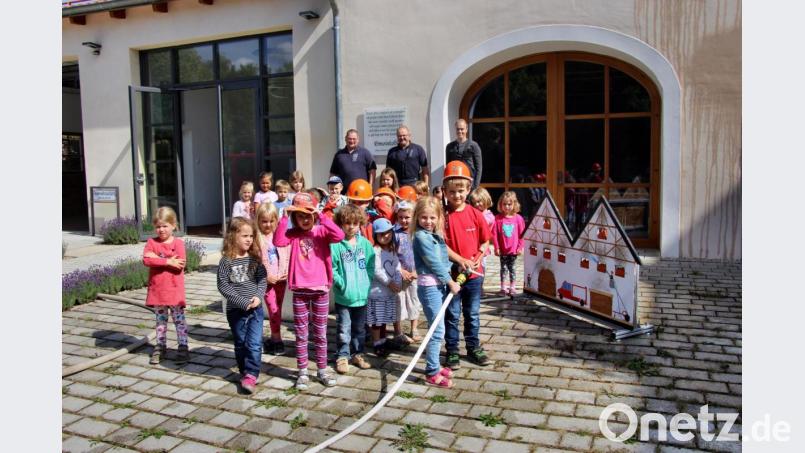 Eingeteilt in drei Gruppen, wechselten sich die 24 Kinder ab beim Löschen, Atemschutz besichtigen und im Feuerwehrauto durch die Gemeinde fahren. Bild: ds