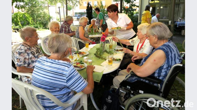 Im Kastaniengarten feierten die Bewohner mit ihren Angehörigen ein Sommerfest. Bild: Hirsch