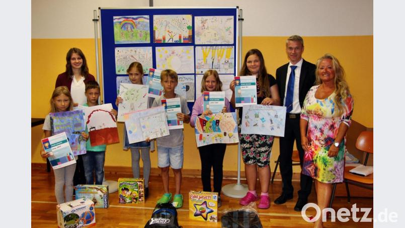 Mit Laura Gradl von der Raiffeisenbank Auerbach-Freihung (links) freuten sich über die Urkunden und Sachpreise die erfolgreichen Schülerinnen und Schüler (von links) Annika Dietrich, Tim Pinkernelle, Magdalena Heinl, Niklas Kohl, Leonara Gebert und Jasmin März zusammen mit Raiffeisen-Geschäftsstellenleiter Bernd Windisch und Rektorin Birgit Molitor. Bild: ds