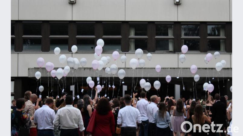 Die Absolventinnen der Sophie-Scholl-Realschule in Weiden lassen nach der Zeugnisübergabe Luftballons mit Wünschen für die Zukunft in den Himmel steigen. Bild: pmen