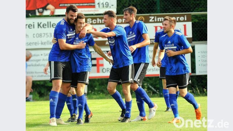 Jubel nach dem Siegtreffer: Die Mannschaftskollegen umarmen Fabian Helleder (Zweiter von links), den Torschützen zum 2:1-Sieg der SpVgg SV Weiden in Aiglsbach. Bild: Werner Franken