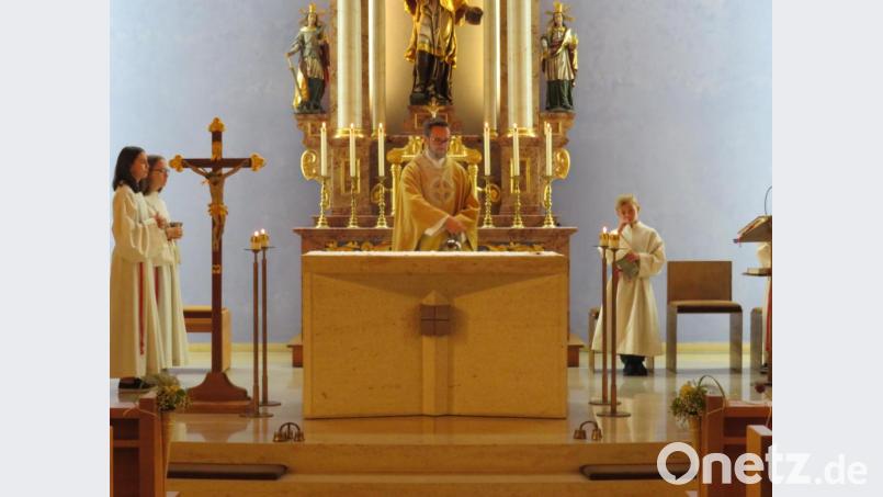 Neupriester Lucas Lobmeier feierte in Letzau Seine Nachpriminz. Bild: adj