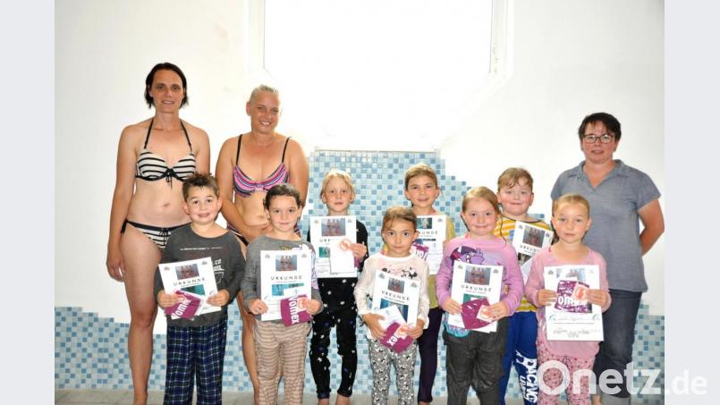 Diese Kinder können schwimmen: Sie freuen sich über ihr Seepferdchen, das ihnen Aquapädagogin Doreen Landgraf (Zweite von links) mit einer Urkunde überreicht. Christine Götz (links) und Leiterin Manuela Hinkel (rechts) unterstützen beim Schwimmkurs. Bild: es