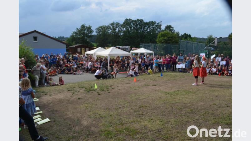 Die beiden Mädchen singen den Besuchern tschechisch vor. Bild: fz