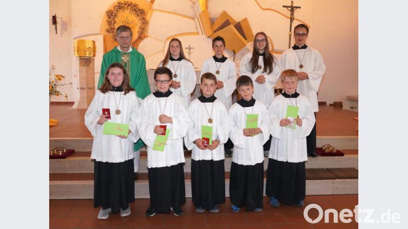Die neuen Waldthurner Ministranten sind (vordere Reihe, von links) Lena Stubenrauch, Maximilian Schmid, Franz-Josef Riedl, Jakob Vierling und Oleksij Minakov. Bild: fvo
