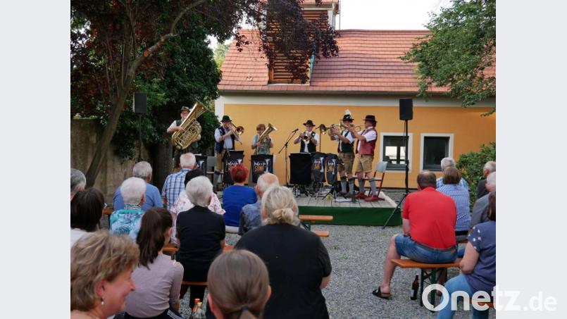 Eine Blechbläserin und fünf Blechbläser stehen bei der dritten Serenade im Rampenlicht. Bild: gz