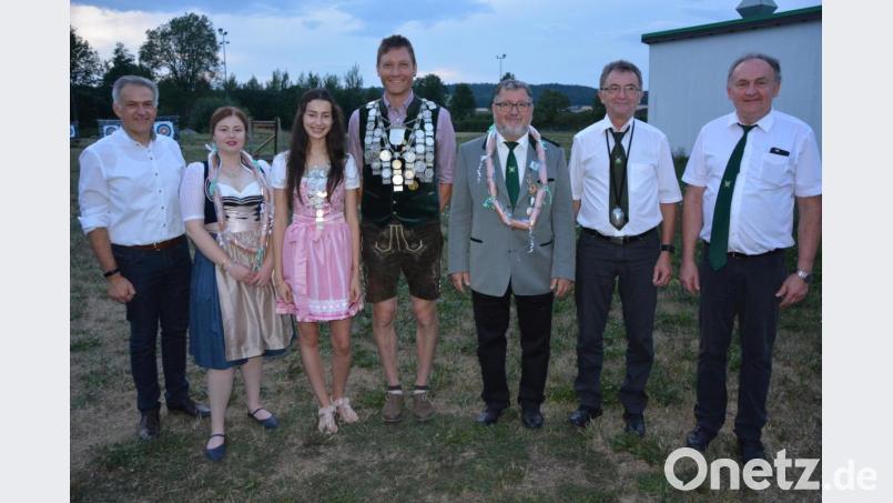 Ihre neuen Regenten hat die Königlich privilegierte Schützengesellschaft Mitterteich proklamiert. Im Bild (von links) Bürgermeister Roland Grillmeier, Gesine Schurig, Jugendschützenkönigin Verena Friedl, Schützenkönig Matthias Wiendl, Josef Wurdack, „Kartoffelkönig“ Ulf Walther und Schützenmeister Wolfgang Friedl. Bild: jr