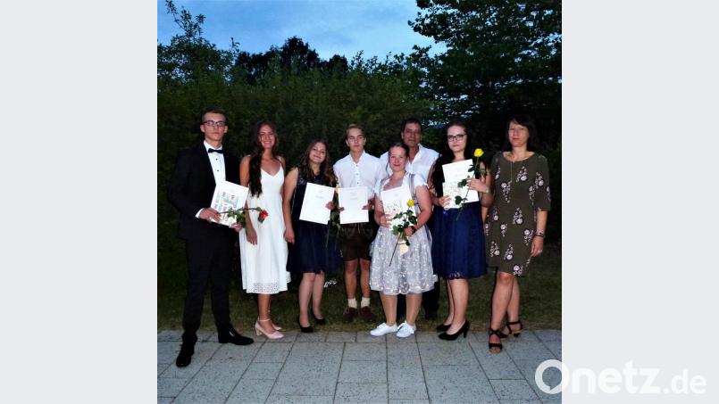 Die Schulbesten mit ihren Lehrern: (von links) Jeremy Weis (M 10 G), Maika Piehler (M 10 a), Selina Haas (M 10 G), Lukas Wittmann (M 10 a), Maya Mayer (9 G), Rainer Kaleschke, Paula Tippmer (9 G) sowie Gabi Grüner-Kreillinger. Bild: kal