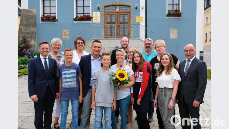 Symbolkraft hat das Gruppenbild vor dem Rathaus. &quot;Da will ich rein&quot;, sagt CSU-Bürgermeisterkandidat Marcus Gradl (Fünfter von links) nach der Nominierungsversammlung im Kreise seiner Familie und der politischen Freunde und Weggefährten. Bild: exb