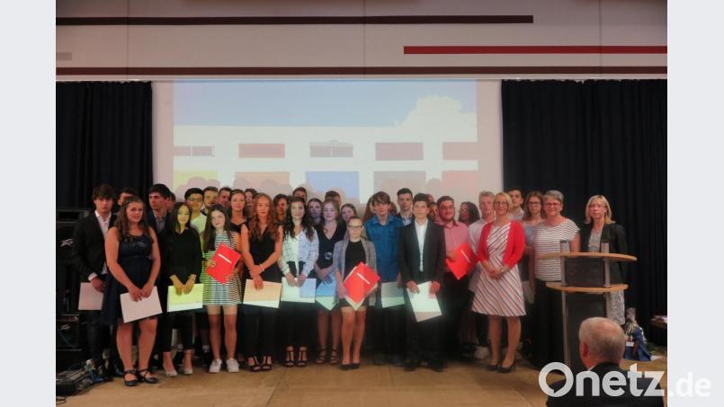 Für 56 Neunt- und Zehntklässler endet mit der Zeugnisübergabe durch ihre Lehrerinnen Claudia Schmied, Heidrun Schelzke-Deubzer und Rektorin Christine Wiesend (vorne, von rechts) die Schulzeit an der Mittelschule Kemnath. Bild: jzk