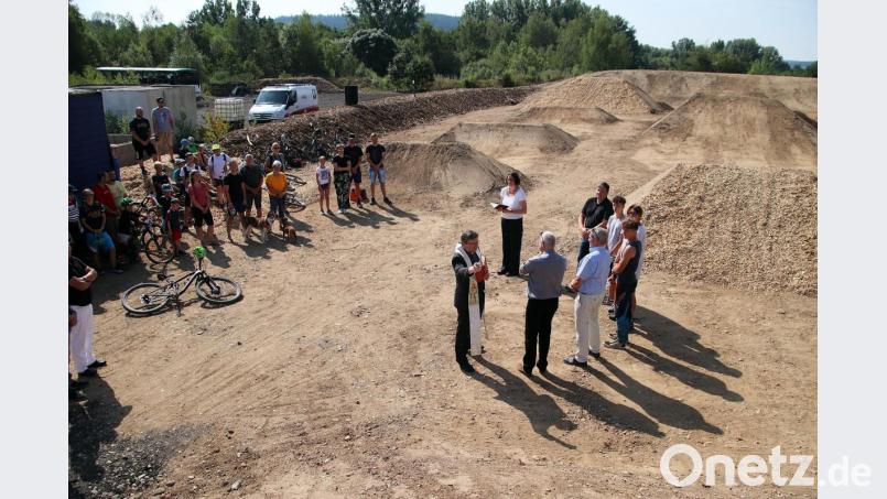 Pfarrerin Helga von Niedner und Dekan Markus Flasinski spenden den kirchlichen Segen. Bild: jma