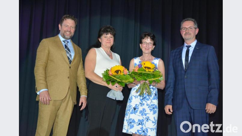 In den Ruhestand verabschiedet wurde Lehrerin Cornelia Höllering (Zweite von rechts), die 34 Jahre lang an der Realschule im Stiftland unterrichtete. Aus dem Elternbeirat verabschiedet wurde Birgit Fuhrmann. Dankesworte gab es von Schulleiter Stephan Drexler (rechts) und von Konrektor Reiner Summer (links). Bild: jr