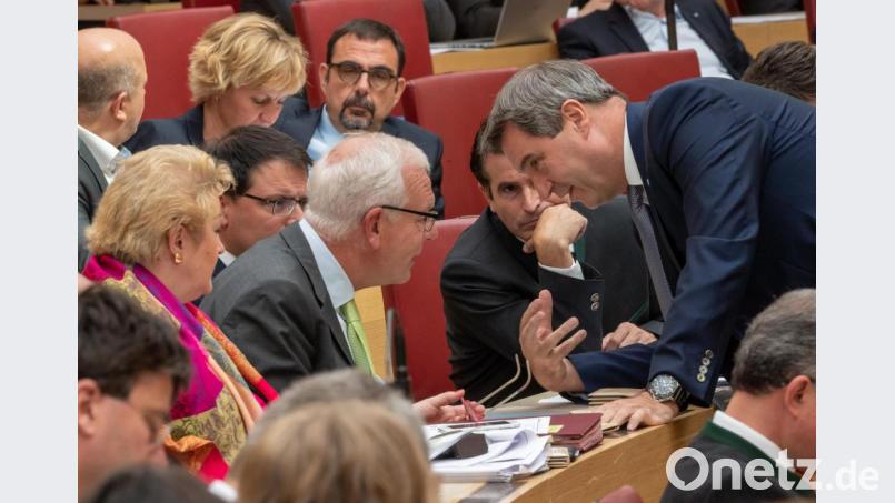 Ministerpräsident Markus Söder (rechs, CSU) spricht mit CSU-Fraktionschef Thomas Kreuzer im Plenarsaal des bayerischen Landtags. Bild: Peter Kneffel/dpa