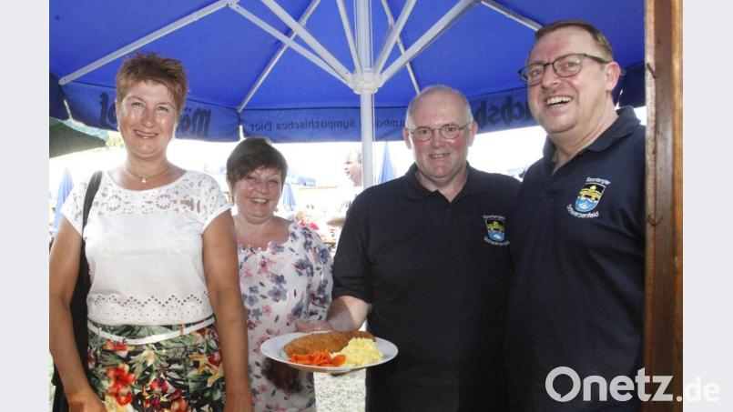 Schatzmeister Roland Hintermeier und Vorsitzender Christian Seeber (von rechts) servierten gebackenes Fischfilet. Das Angebot nahmen die Besucher des Fischerfestes gerne an. Bild: rhi