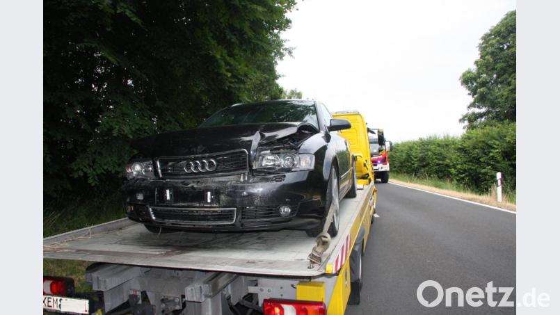 Der Audi ist eines von drei Fahrzeugen, die durch den Unfall beschäftigt wurden. Drei ihrer Insassen zogen sich dabei Verletzungen zu, die ambulant behandelt werden mussten. Bild: wro