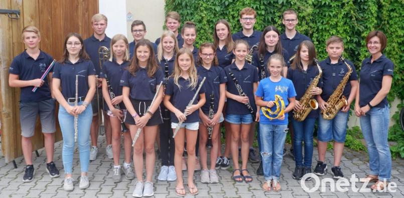 Von allen Seiten gelobt - bei der Trachtenkapelle Hohenburg wird hervorragende Nachwuchsarbeit geleistet. Unter der Leitung von Anja Paulus (re) hatte man zum Nachwuchskonzert eingeladen. Bild: bö