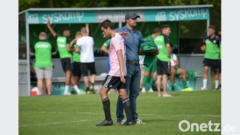 Trainer Dominik Haußner tröstet Christian Schrödl, den einzigen Torschützen der DJK Ammerthal an diesem Tag. Sein Treffer zum 1:6 fiel in der letzten Minute des Spiels. Bild: ref