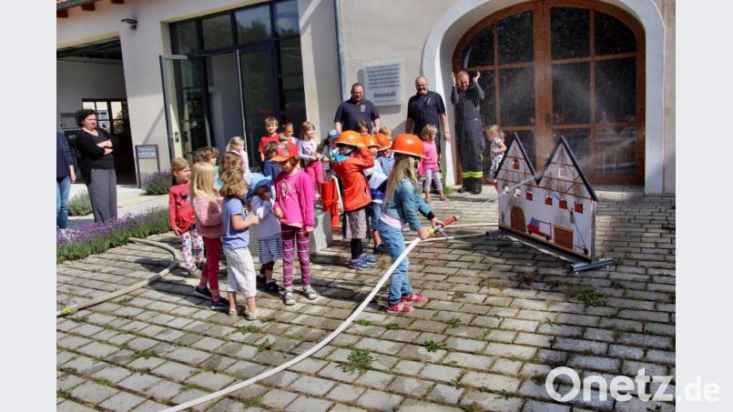 Erstaunlich schnell entwickeln die Kinder die erforderliche Zielgenauigkeit beim Löschen mit der Kübelspritze. Bild: ds