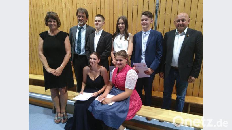 Diese Schülerlotsen werden der Schule fehlen: Cornelia Schießl (links), Rektor Heinz Meinl (Zweiter von links) und Bürgermeister Georg Götz (rechts) dankten ihnen für ihr Engagement. Bild: mma