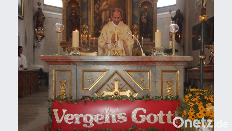 &quot;Vergelt&#039;s Gott&quot; stand auf einem Schild vor dem Altar in der Stadtpfarrkirche. Bild: kro