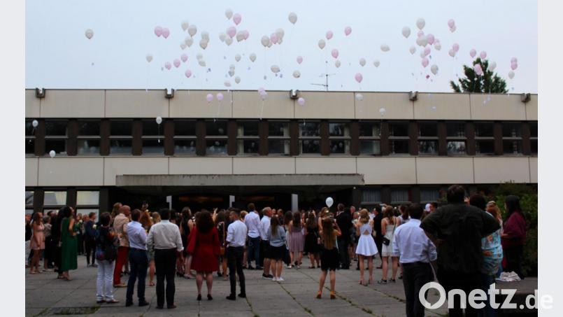 Die Absolventinnen der Sophie-Scholl-Realschule in Weiden lassen nach der Zeugnisübergabe Luftballons mit Wünschen für die Zukunft in den Himmel steigen. Bild: pmen