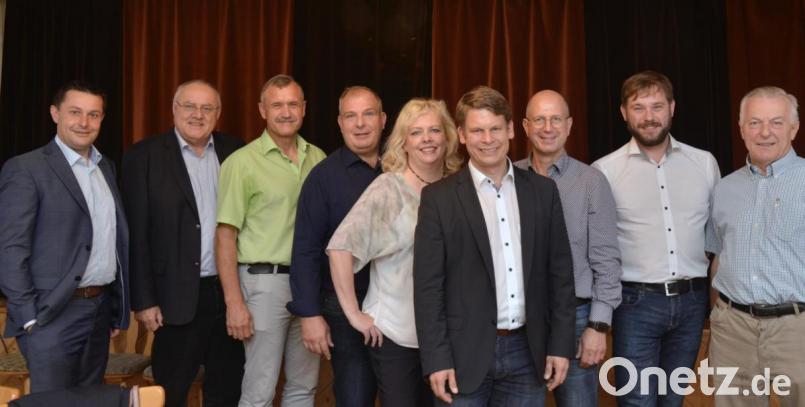 Die Weidener CSU-Spitze mit OB-Kandidat Benjamin Zeitler (Vierter von rechts) stellte am Samstag die 40-köpfige Stadtratskandidatenliste vor. Mit durchaus interessanten Namen. Bild: Karin Wilck