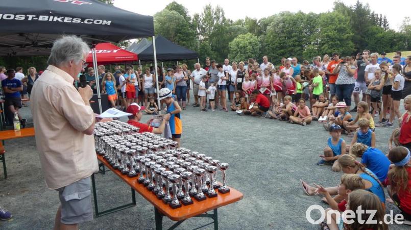 Pokalfülle bei der abschließenden Ehrung der Sieger im OVL-Cup 2019. In die Gesamtwertung aufgenommen wurden alle Läuferinnen und Läufer, die an fünf der neun Wettbewerbe in diesem Jahr teilnahmen. Vorne links Anton Bauernfeind als Verantwortlicher für den OVL-Cup Bild: eib