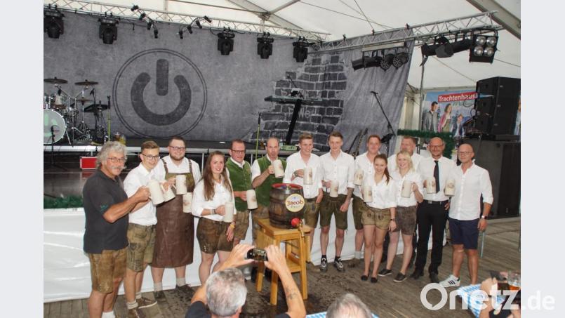 Sie stoßen auf das Gründungsfest an: Ehrenvorstand Karl Schwarz (links), Vorsitzender Andreas Bauer (Dritter von links), Braumeister Martin Spießl und Verkaufsleiter Markus Lernbecher (Brauerei Jacob/Fünfter und Sechster von links) mit aktuellen und ehemaligen Vorstandsmitgliedern des Burschenvereins. Bild: mmj