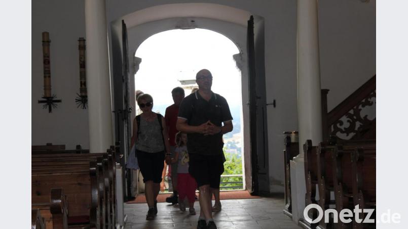 Wie seit vielen Jahrzehnten betreten die Auerbacher als erste Pilgergruppe die Wallfahrtskirche auf dem Annaberg und eröffnen inoffiziell die Festwoche. Bild: ads