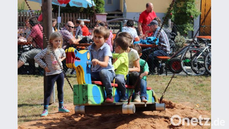 Mit vielen Freunden machts auf dem Spielplatz erst so richtig Spaß.
Auf die Schlangenschaukel passen auch jede Menge Kinder. Bild: myd