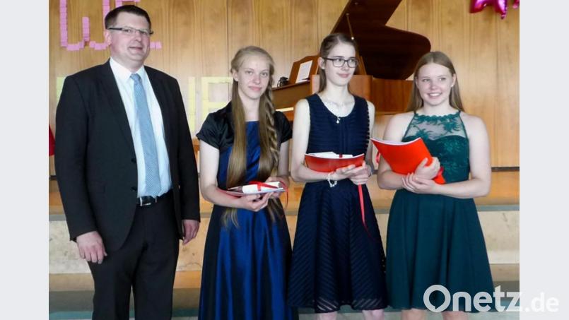 Klassenlehrer Holger Popp mit den Prüfungsbesten seiner Klasse M10 Josita Wiebe, Elisabeth Melzner und Franziska Meyer (von links). Bild: fsb