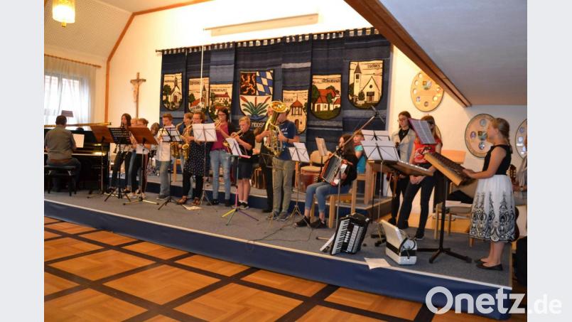 Die Musikschüler der Musikschule Moosbach zeigen beim Jahresabschlusskonzert im Rathaussaal ihr Können. Bild: gi
