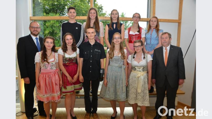 Christina Bartmann aus Hagendorf und Elisabeth Stangl aus Eslarn (vorne, von rechts) beenden ihre Realschulzeit mit dem Notendurchschnitt von 1,0. Sie erhielten wie alle anderen acht Schulbesten einen Geldpreis des Landkreises. Schulleiter Andreas Meier (rechts) und Landrat Andreas Meier (links) gratulieren. Bild: dob