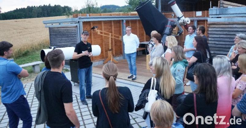 Johann Köppl erläuterte den Teilnehmern die Entstehung der Sternwarte, gab den Blick durch die Teleskope zum Mond frei und erklärte Sternbilder am Himmel. Bild: weu