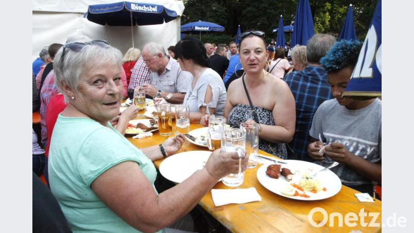 Die Gäste nahmen das Angebot des Sportangelvereins gerne an und genossen die Fischspezialitäten in der wunderschönen Umgebung des Schwarzenfelder Schlossparks. Bild: rhi