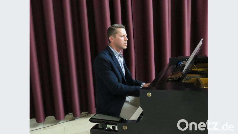 Klassenleiter Felix Staufer begleitete die Entlassfeier auf dem Klavier und mit Gesang Bild: ubb