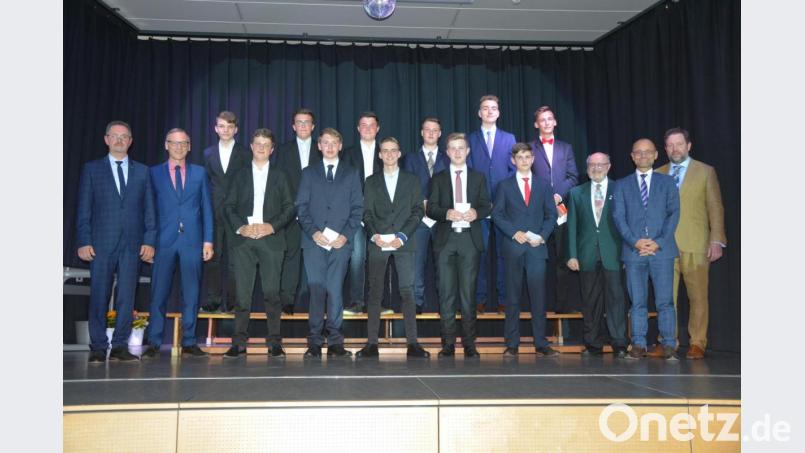 Geehrt wurden die besten Absolventen: Im Bild in der unteren Reihe von links Schulleiter Stephan Drexler, Bürgermeister Bernd Sommer, Johannes Frank, Lukas Forster, Florian Schmidt, Josef Stier, Fabian Schiml, Bruno Salomon (Förderverein), Alfred Scheidler und Konrektor Reiner Summer. Obere Reihe (von links) Louis Gradl, Lukas Härtl, Simon Häring, Jonas Stuiber, Niklas Schmidt und Tizian Mittereder. Bild: jr