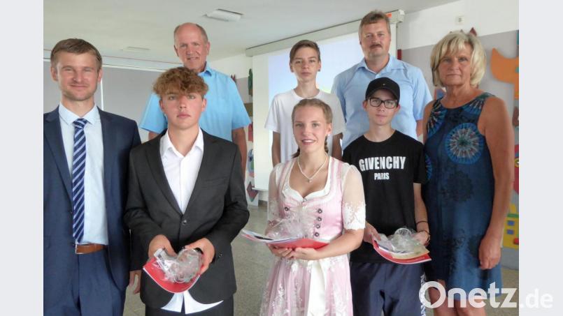 Die vier Besten der Abschlussklasse sind Philipp Hartwich, Jana List, Jonas Dorner (vorne, von links) und David Csaki (hinten, Mitte) mit (von links) Klassenlehrer Werner, Bürgermeister Michael Bauer, Elternbeiratsvorsitzenden Tobias Forster und Rektorin Claudia Piehler. Bild: fsb