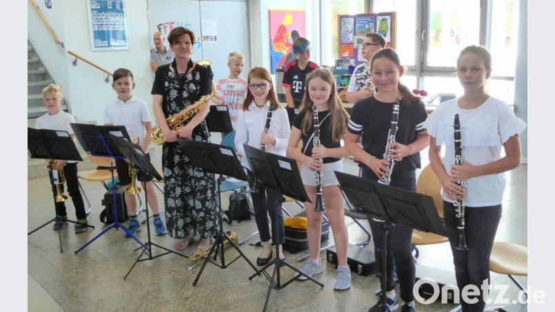 Die Bläserklasse in Kleinbesetzung mit Leiterin Kerstin Kiener umrahmte die Feier musikalisch. Bild: fsb