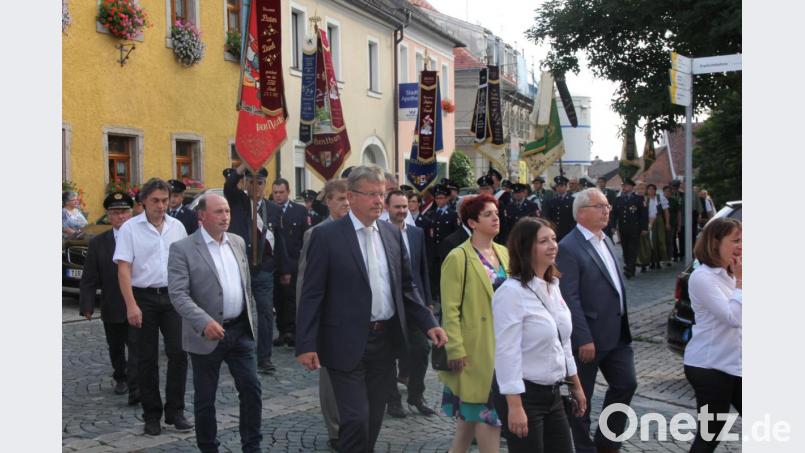 Vor dem Gottesdienst fand ein stattlicher Kirchenzug mit 19 Vereinen, angeführt von den &quot;Grenzlandbuam&quot;, auf dem Programm. Bild: kro