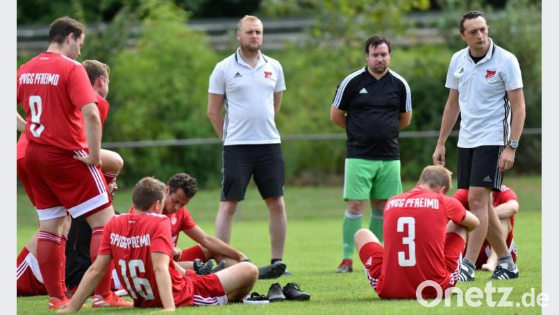 Pfreimds Trainer Tobias Bernklau (stehend rechts) hatte nach der 1:3-Heimniederlage gegen Grafenwöhr Redebedarf. Bild: A. Schwarzmeier