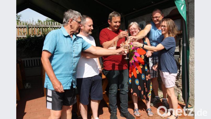 Manfred Janker, Sven Thalhauser, Peter Ertl, Ingrid Grad, Thomas Graf und Anja Thalhauser (von links) stoßen auf ein gelungenes Werk an. Bild: pi