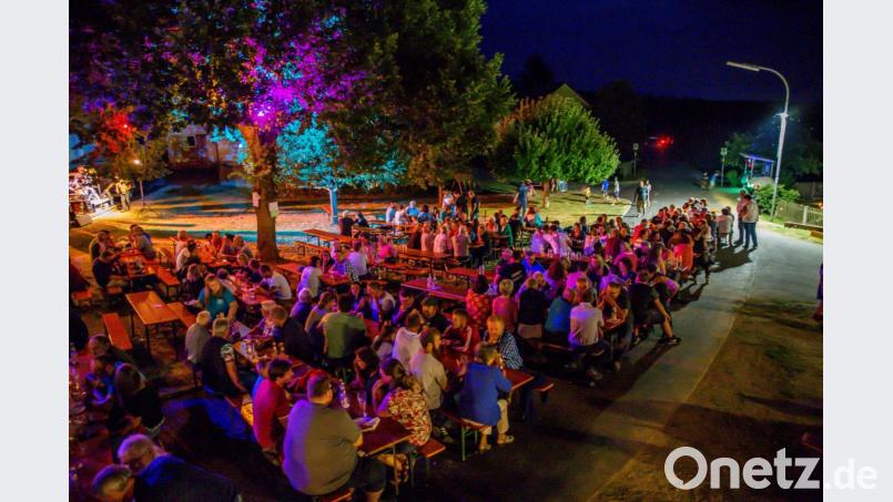 Bis in die späten Abendstunden verweilten die Besucher in der lauen Sommernacht unter den Kastanien Bild: sml