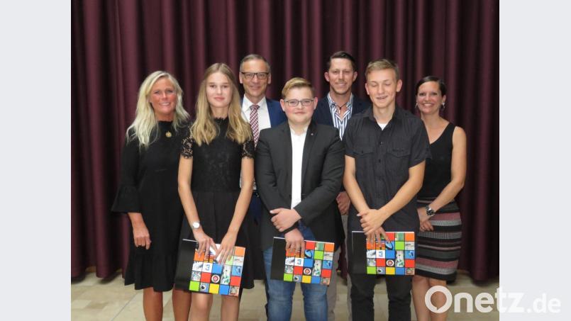 Als beste Absolventen verließen mit einem Notendurchschnitt von 1,9 Anna Ernstberger, Patrick Fuchs und Fabian Bauer (vorne von links) die Mittelschule Waldsassen. Es gratulierten Schulleiterin Claudia Strobel-Dietrich, Bürgermeister Bernd Sommer, Klassenleiter Felix Staufer und Konrektorin Petra Burger (hinten von links) Bild: ubb
