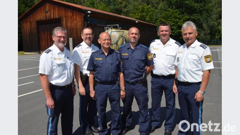 An seinem letzten Arbeitstag wird Verkehrserzieher Georg Hüttner (Dritter von links) verabschiedet. Sein Nachfolger ist Thomas Nörl (Dritter von rechts). Bild: fz
