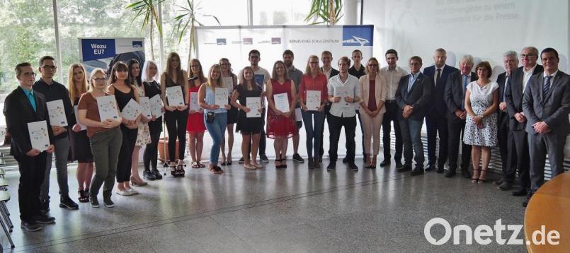 Preisträger und Ehrengäste bei der Preisverleihung für Jahrgangsbeste an der Europaberufsschule. Bild: Bühner