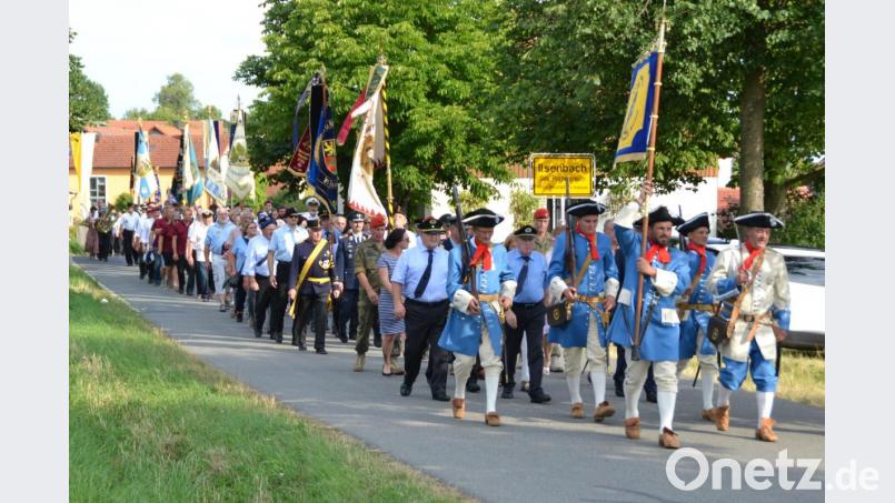 Unter der Führung des Ehrenkreisvorsitzenden Alfons Betzl marschieren die Soldaten, Krieger und Reservisten von Ilsenbach zur Wallfahrtskirche St. Quirin. Bild: hcz