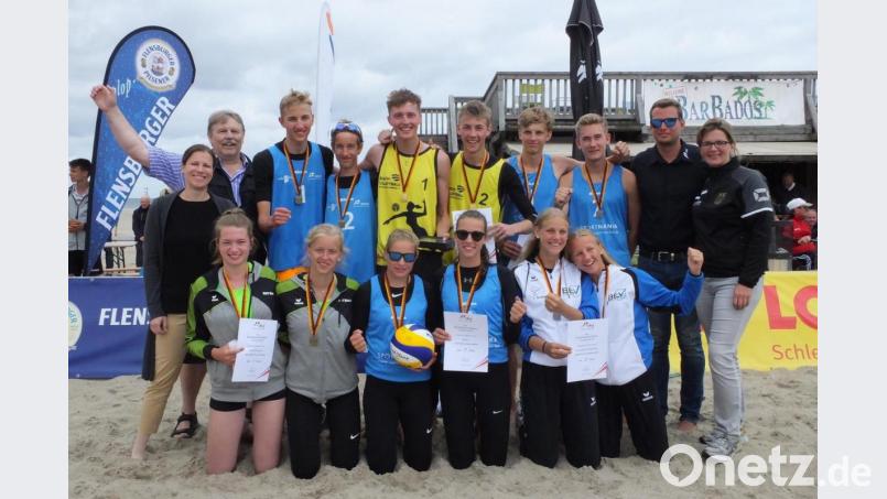 Der Beachvolleyball-Nachwuchs schnitt beim Bundespokal-Wettbewerb famos ab. Unter anderem belegte das Duo Lotta Weiß/Samira Winkler (knieend Mitte) aus Weiden/Regenstauf den ersten Platz. Bild: exb
